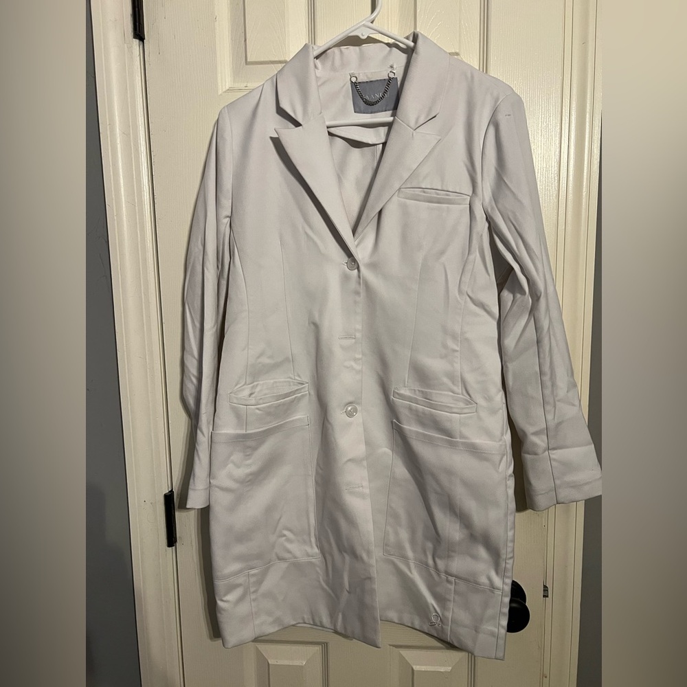 Jaanuu lab coat size small